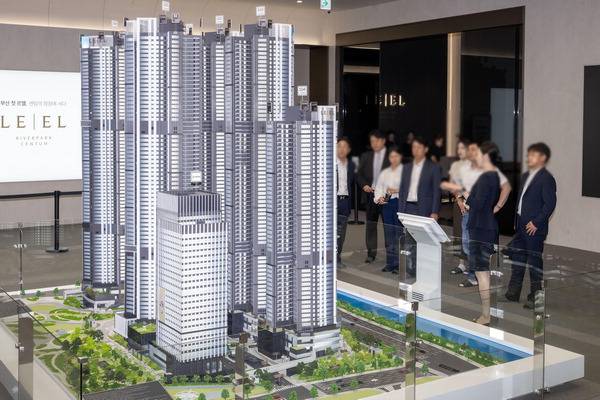 총 2000여 세대가 넘는 부산 해운대구 재송동 ‘르엘 리버파크 센텀’이 분양에 본격 나선다. 11일 개관을 앞두고 10일 우동 해원초 옆에 자리잡은 모델하우스에서 관계자들이 내부를 살펴보고 있다.   이원준 기자 windstorm@kookje.co.kr