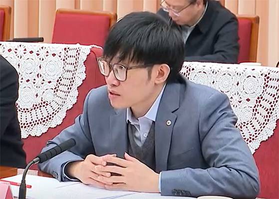 DeepSeek CEO Liang Wenfeng speaks at an industry meeting hosted by Chinese Premier Li Qiang on Jan. 20. [SCREEN CAPTURE]