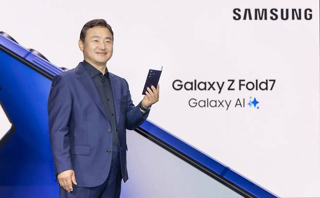 삼성전자 DX부문장 직무대행 노태문 사장이 9일(현지시간) 미국 뉴욕 브루클린 듀갈 그린하우스에서 열린 '갤럭시 언팩 2025(Galaxy Unpacked 2025)' 행사에서 초슬림 대화면 폴더블폰 '갤럭시 Z 폴드7'을 공개하고 있다. 삼성전자 제공&nbsp;