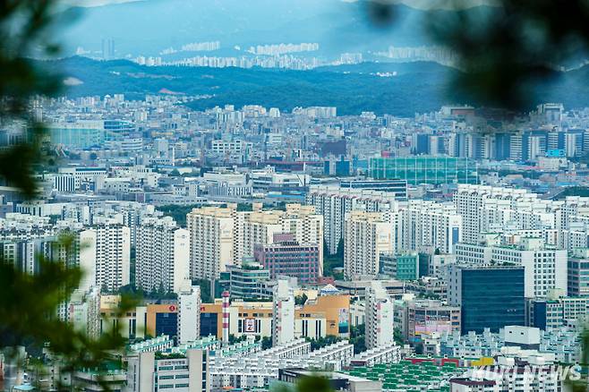 인천 계양산에서 바라본 계양구 아파트 단지. 유희태 기자