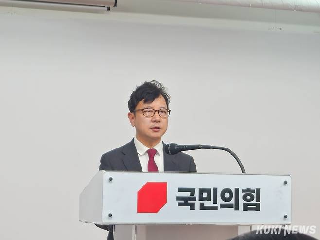 호준석 국민의힘 혁신위원이 10일 서울 여의도 당 중앙당사에서 열린 혁신위 1차 브리핑 이후 취재진의 질문에 답변하고 있다. 임현범 기자