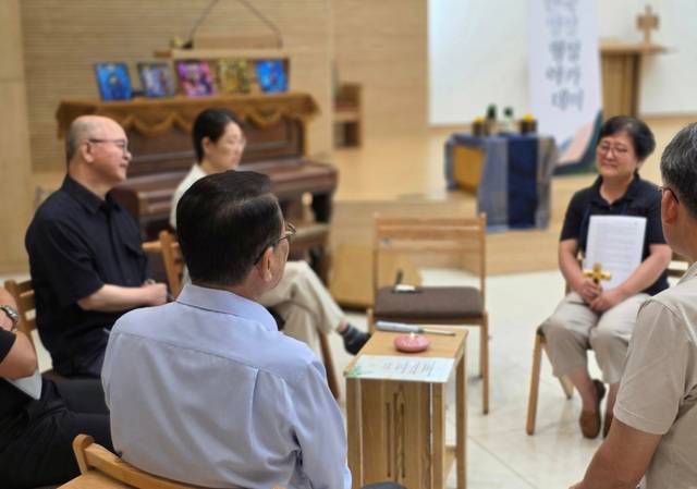 영성형성아카데미 참가자들이 지난 7일 경기도 포천 광림세미나하우스에서 경청 모임을 진행하고 있다. 발언자는 마치 마이크처럼 작은 십자가를 손에 쥐고 있다.