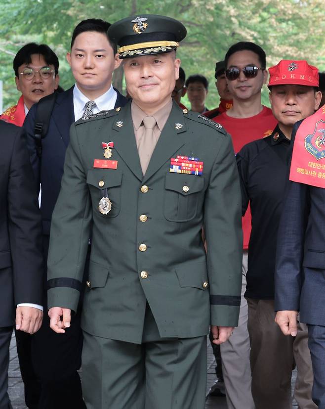 박정훈 전 해병대 수사단장(대령)이 27일 서울 서초구 서울중앙지방법원에서 열린 '항명·상관 명예훼손 혐의' 2심 속행 공판에 출석하기 위해 법정으로 향하고 있다. 연합뉴스