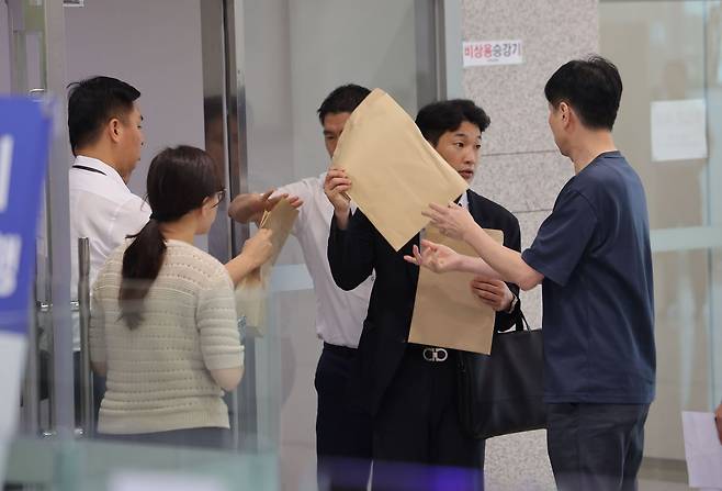 해병대 채 상병 사건 수사방해 의혹을 수사하는 이명현 순직해병특검팀이 수사외압 의혹의 단초가 된 'VIP 격노설' 수사를 위해 10일 서울 용산구 국방부 청사에 도착, 압수수색에 나서고 있다. 연합뉴스