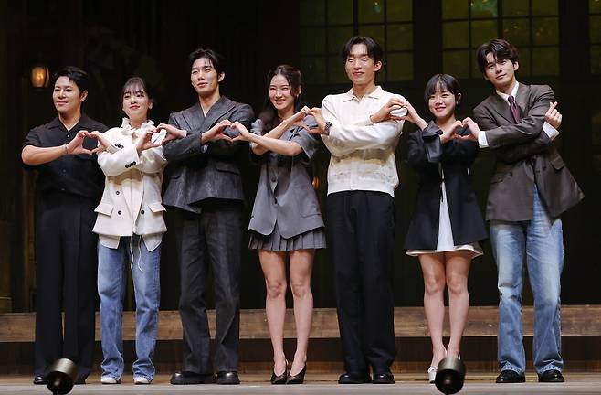 9일 서울 서초구 예술의전당 CJ토월극장에서 열린 연극 ‘셰익스피어 인 러브’ 기자간담회에서 주역으로 출연하는 배우 이규형(왼쪽부터), 이주영, 손우현, 박주현, 이상이, 김향기, 옹성우가 포즈를 취하고 있다.      (c)연합뉴스