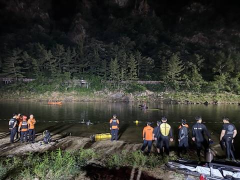 경찰과 소방이 지난 9일 충남 금산군 천내리 금강 상류 인근에서 물놀이하다 실종된 20대 4명을 수색하고 있는 모습. 연합뉴스