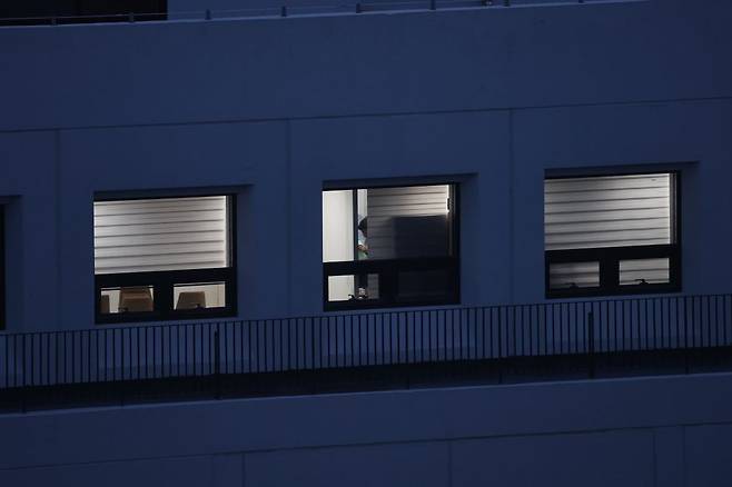 윤석열 전 대통령 배우자 김건희 여사를 둘러싼 각종 의혹을 수사하는 민중기 특별검사팀이 지난 3일 서울 종로구 삼부토건이 입주한 빌딩에서 압수수색을 진행하고 있다. 연합뉴스