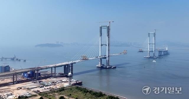 오는 12월 개통 예정인 인천 제3연륙교의 통행료 결정을 둘러싼 논란이 확산하고 있다. 사진은 7일 인천 제3연륙교 건설 현장. 경기일보DB