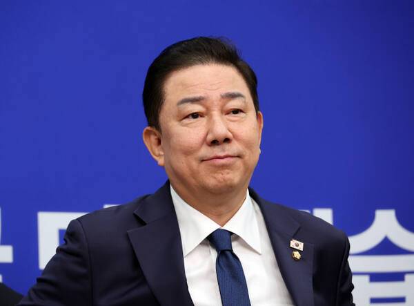 지난 9일 더불어민주당 김병기 당대표 직무대행 겸 원내대표가 국회에서 열린 최고위원회의에 참석한 모습. 연합뉴스