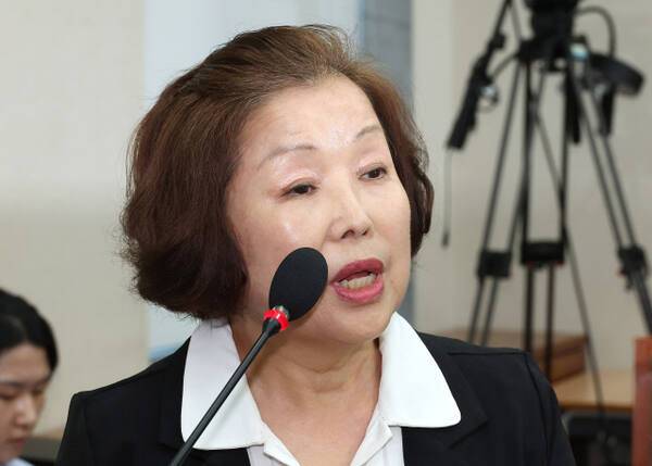 10일 서울 여의도 국회 교육위원회에서 열린 리박스쿨 청문회에 증인으로 출석한 손효숙 리박스쿨 대표가 의원 질의에 답변하는 모습. 연합뉴스