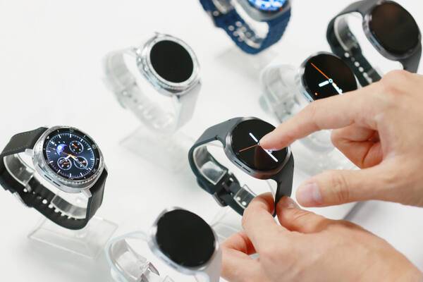 10일 서울 중구 삼성전자 기자실에서 열린 삼성전자 갤럭시 신제품 미디어 브리핑에서 관계자가 갤럭시 워치8 시리즈를 시연하고 있다. 연합뉴스