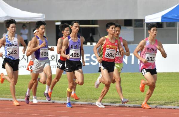 10일 전북 익산종합운동장에서 벌어진 ‘백제왕도 익산 2025 전국육상경기대회’ 남고부 1천500m서 우승한 오준석(394번)이 선두권에서 레이스를 이끌며 경쟁하고 있다. 경기체고 제공