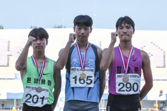 백제왕도 익산 2025 전국육상경기대회 남자 중등부 200ｍ 메달리스트. 사진[연합뉴스]