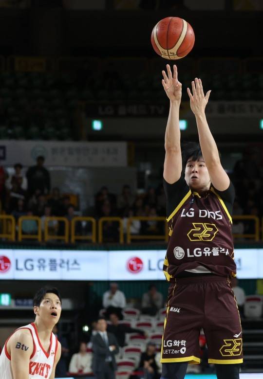 창원 LG 전성현 슛. 사진[연합뉴스]