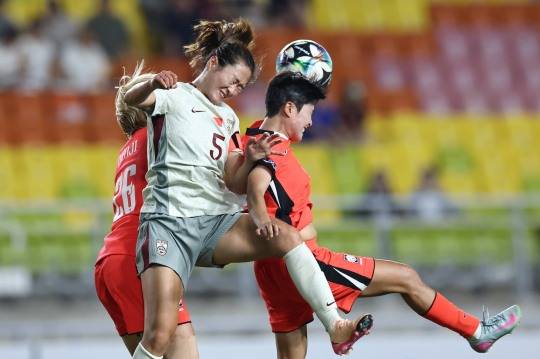 헤딩 경합 펼치는 지소연. 사진[연합뉴스]