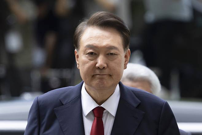 12·3 비상계엄과 관련해 특검의 수사를 받는 윤석열 전 대통령이 9일 서울 서초구 서울중앙지법에서 열린 영장실질심사에 출석하고 있다. / 사진=연합뉴스