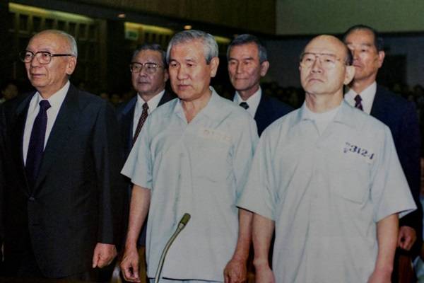 ▲ 1996년 8월26일 12·12 및 5·18 민주화운동 사건 선고공판에서 전두환·노태우 전 대통령이 재판 시작에 앞서 서있는 모습. 사진=대한민국정부기록사진집