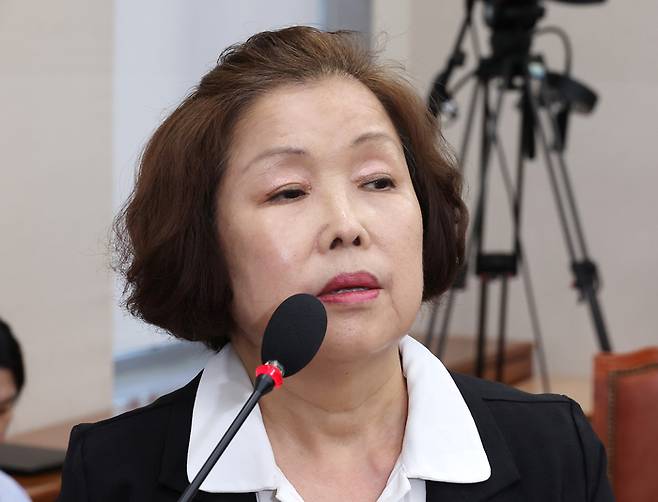 10일 서울 여의도 국회 교육위원회에서 열린 리박스쿨 청문회에 증인으로 출석한 손효숙 리박스쿨 대표가 의원 질의에 답변하고 있다. [연합뉴스]