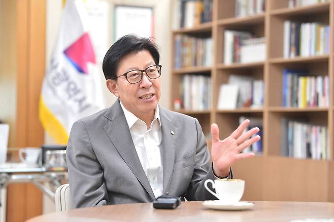 박형준 부산시장이 10일 매일경제와 인터뷰를 하고 있다.  부산시