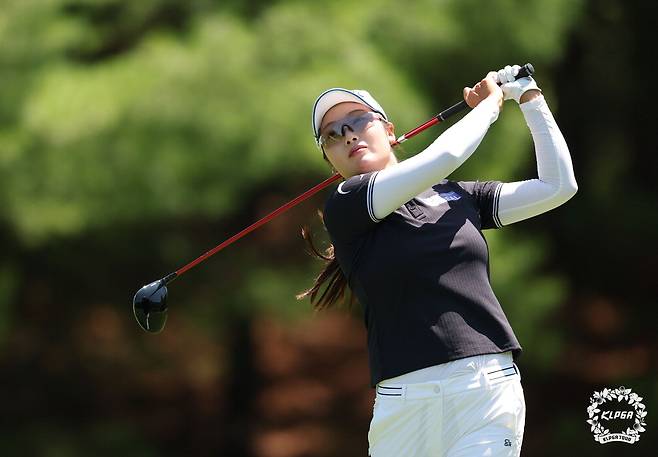 하이원리조트 여자오픈 첫날 티샷한 뒤 공을 바라보고 있는 한진선. KLPGA