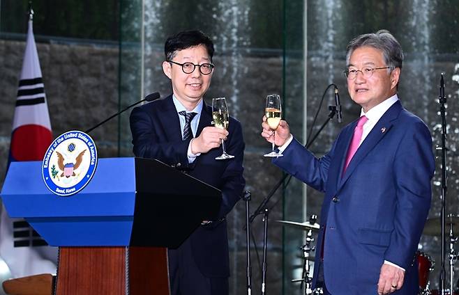 지난 2일 서울 용산 그랜드 하얏트 호텔에서 열린 미국 독립기념일 행사에서 박윤주 외교부 1차관(왼쪽)과 조셉 윤 주한 미국대사대리가 건배하고 있다. [사진=연합뉴스]