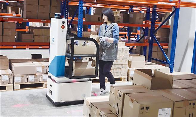 트위니는 자율주행 이동로봇 전문 기업이다. 무인 운반 차량과 달리 위치 인식용 마커 등 인프라가 필요 없어 즉시 활용 가능하다. 현재 국내 15개 물류센터에서 로봇 150여대가 작업자를 보조한다. (트위니 제공)