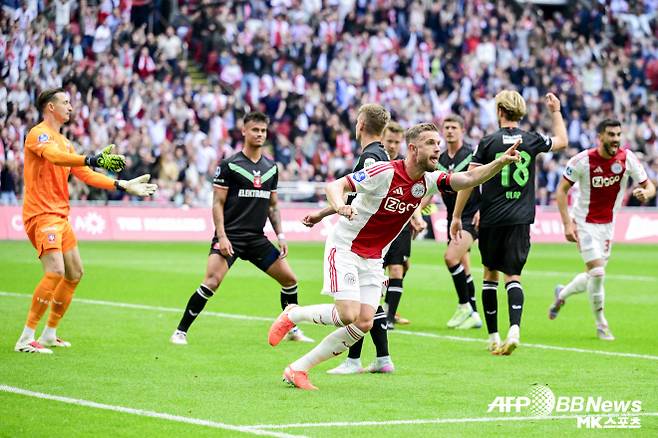 헨더슨이 축구 인생 황금기를 보낸 건 리버풀 시절이다. 위르겐 클롭 감독이 리버풀을 이끈 때였다. 헨더슨은 2015-16시즌부터 리버풀 주장으로 엄청난 업적을 이뤄가기 시작했다. 헨더슨은 리버풀에서 EPL 우승 1회, FA컵 우승 1회, 카라바오컵(EFL컵) 우승 1회, 유럽축구연맹(UEFA) 챔피언스리그(UCL) 우승 1회 등을 경험했다. 사진=AFPBBNews=News1