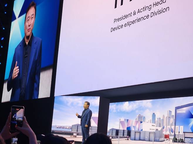 노태문 삼성전자 DX부문장 직무대행(사장)이 9일(현지시간) 오전 10시 미국 뉴욕 브루클린 듀갈 그린하우스에서 ‘갤럭시 언팩 2025’ 오프닝 스피치를 하고 있다. /사진=윤지혜 기자