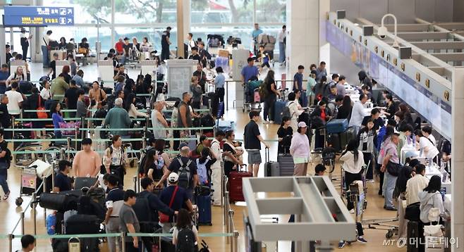 지난 7일 인천국제공항 제1여객터미널 출국장에서 여름 휴가철을 맞아 출국하는 여행객들이 출국 수속을 밟고 있다./사진= 뉴시스