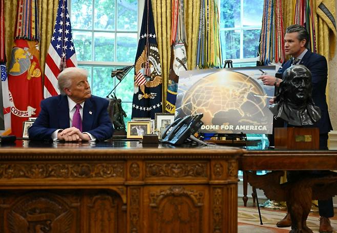 도널드 트럼프 미국 대통령이 20일(현지시간) 워싱턴 백악관에서 열린 '골든돔' 추진 계획 발표 행사서 피트 헤그세스 국방장관의 설명을 듣고 있다. 2025.05.21 /AFPBBNews=뉴스1