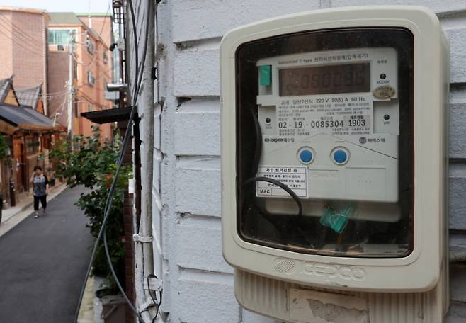 서울 종로구의 한 주택가에 설치된 전력량계가 작동하고 있다. /사진=뉴시스