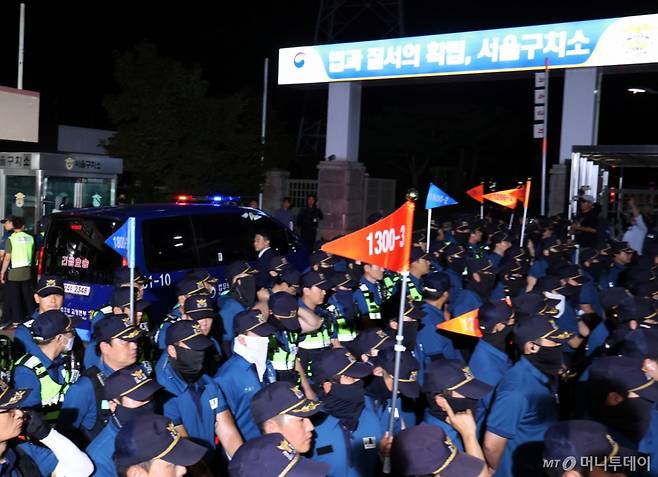 [서울=뉴시스] 배훈식 기자 = 윤석열 전 대통령을 태운 법무부 호송차량이 9일 오후 경기 의왕시 서울구치소로 들어가고 있다. 윤 전 대통령은 이날 서울중앙지방법원에서 열린 직권남용 등 혐의 영장실질심사(구속 전 피의자 심문)를 마친 뒤 영장 발부 여부를 기다리기 위해 서울구치소로 이동했다. 2025.07.09. dahora83@newsis.com /사진=배훈식