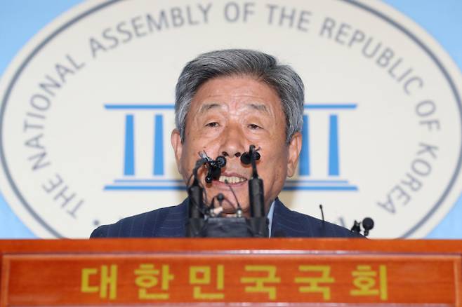 유인태 전 국회 사무총장이 10일 라디오 방송에서 윤석열 대통령에게 현실을 받아들이라고 조언했다. 사진은 2018년 8월16일 당시 유인태 국회 사무총장이 서울 여의도 국회 정론관에서 특수활동비 폐지 관련 브리핑을 하고 있는 모습. /사진=머니투데이