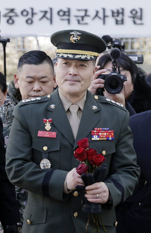 11일부 1년 11개월 만에 해병대 수사단장에 재복귀하는 박정훈 대령이 지난 1월 9일 서울 용산구 군사법원에서 열린 선고 공판에서 무죄를 선고받은 뒤 법원을 나서는 모습 뉴시스 제공