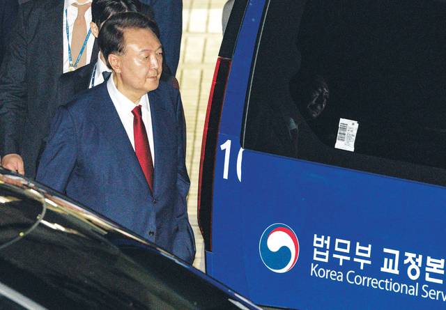 구치소行  : 윤석열 전 대통령이 9일 오후 서울 서초구 서울중앙지법에서 열린 구속 전 피의자 심문을 마친 뒤 경기 의왕시 서울구치소로 이동하기 위해 차량으로 향하고 있다. 서울구치소 구인 피의자 대기실에서 대기하던 윤 전 대통령은 10일 새벽 구속영장이 발부되면서 수용동으로 옮겼다.  백동현 기자