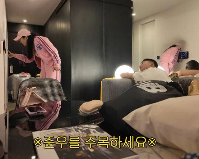 준우가 기지개를 켜다 호텔에 있던 조명을 깼다. / 유튜브 'A급 장영란' 캡처