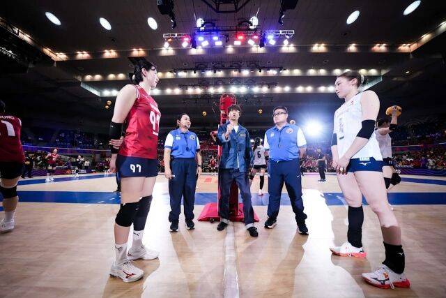 경기 시작 전 코인 토스에 나선 양 팀 주장 강소휘와 이시카와 마유./FIVB