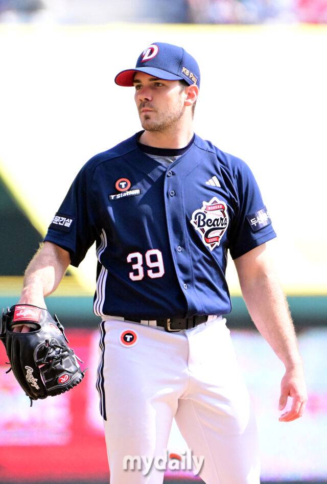 두산 선발 잭로그가 23일 인천 SSG랜더스필드에서 진행된 ‘2025 신한 SOL BANK KBO리그’ 두산-SSG의 경기에서 투구 준비를 하고 있다./마이데일리