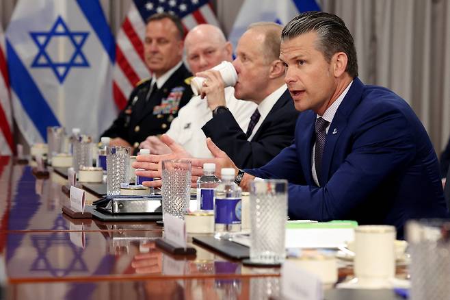 피트 헤그세스 미 국방장관이 9일(현지시간) 미 국방부에서 이스라엘 총리와 회담하고 있다. [로이터]