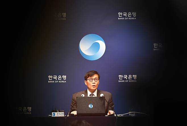 이창용 한국은행 총재가 25일 서울 중구 한국은행 본관에서 열린 금융통화위원회 본회의를 마친후 통화정책방향 기자 간담회를 열고 모두발언을 하고 있다.  [사진공동취재단]