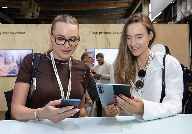 9일(현지시간) 미국 뉴욕 브루클린에 위치한 듀갈 그린하우스에서 ‘갤럭시 언팩 2025’ 관람객이 갤럭시 Z 폴드7을 체험하는 모습 [삼성전자 제공]