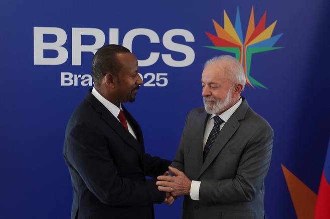 룰라 브라질 대통령이 아비 아흐메드 알리 에티오피아 총리와 지난 5일(현지시간) 브라질 리오데자네이루에서 열린 브릭스 정상회의에서 만나 악수하고 있다. [로이터]