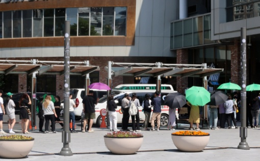 대전 유성구 도룡동 성심당 DCC점 앞에서 빵을 사기 위해 기다리는 사람들. [연합]