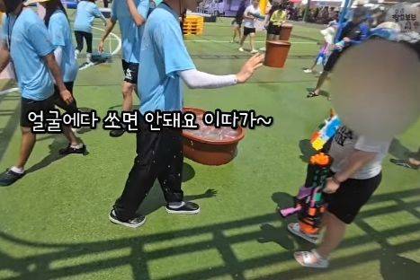 [서울=뉴시스] 한 지역 행사서 다른 사람 얼굴을 향해 물총을 쏘지 말라고 제지하는 직원에게 초등생이 "저 알아요?"라고 말해 누리꾼의 공분을 사고 있다. (사진 = 유튜브 캡처) 2025.07.09. *재판매 및 DB 금지