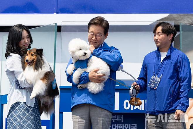 [춘천=뉴시스] 조성우 기자 = 이재명 대통령이 지난 5월 강원 춘천시에서 열린 집중유세에서 반려견 뭉치를 안고 있다. (사진=뉴시스DB) photo@newsis.com
