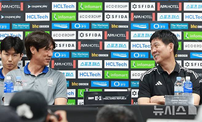 [용인=뉴시스] 이영환 기자 = 홍명보 한국 축구대표팀 감독과 모리야스 하지메 일본 축구대표팀 감독이 지난 6일 오후 경기 용인시 처인구 용인미르스타디움에서 열린 2025 EAFF(동아시아축구연맹) E-1 챔피언십(동아시안컵) 기자회견에 참석해 대화를 하고 있다. 2025.07.06. 20hwan@newsis.com