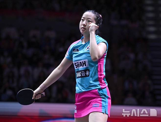 [도하(카타르)=뉴시스] 사진공동취재단 = 신유빈이 22일(현지 시간) 카타르 도하 루사일 아레나에서 열린 2025 국제탁구연맹(ITTF) 세계선수권대회 여자단식 16강 중국 쑨잉사와 경기에서 득점 후 환호하고 있다. 2025.05.23. photo@newsis.com