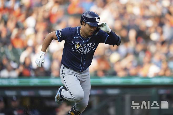[디트로이트=AP/뉴시스] 탬파베이 레이스의 김하성이 8일(현지 시간) 미 미시간주 디트로이트 코메리카 파크에서 열린 2025 메이저리그 디트로이트 타이거스와의 경기 2회 초 좌전안타를 친 후 1루로 달리고 있다. 2025.07.09.
