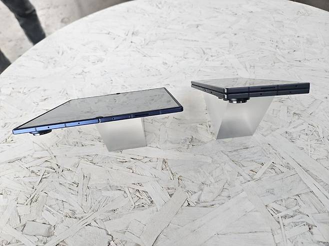 [뉴욕=뉴시스] 박은비 기자 = 삼성전자가 선보인 갤럭시 Z 폴드7. 사진 왼쪽은 펼쳤을 때, 오른쪽은 접었을 때 모습. 2025.07.09. silverline@newsis.com *재판매 및 DB 금지