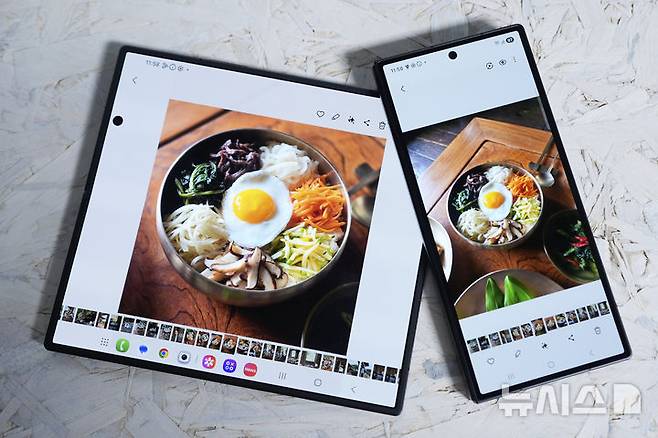 [뉴욕=AP/뉴시스] 지난 7일(현지 시간) 미국 뉴욕에서 열린 삼성전자 프리뷰 행사에서 '갤럭시 Z 폴드7'가 전시돼 있다. 2025.07.10.